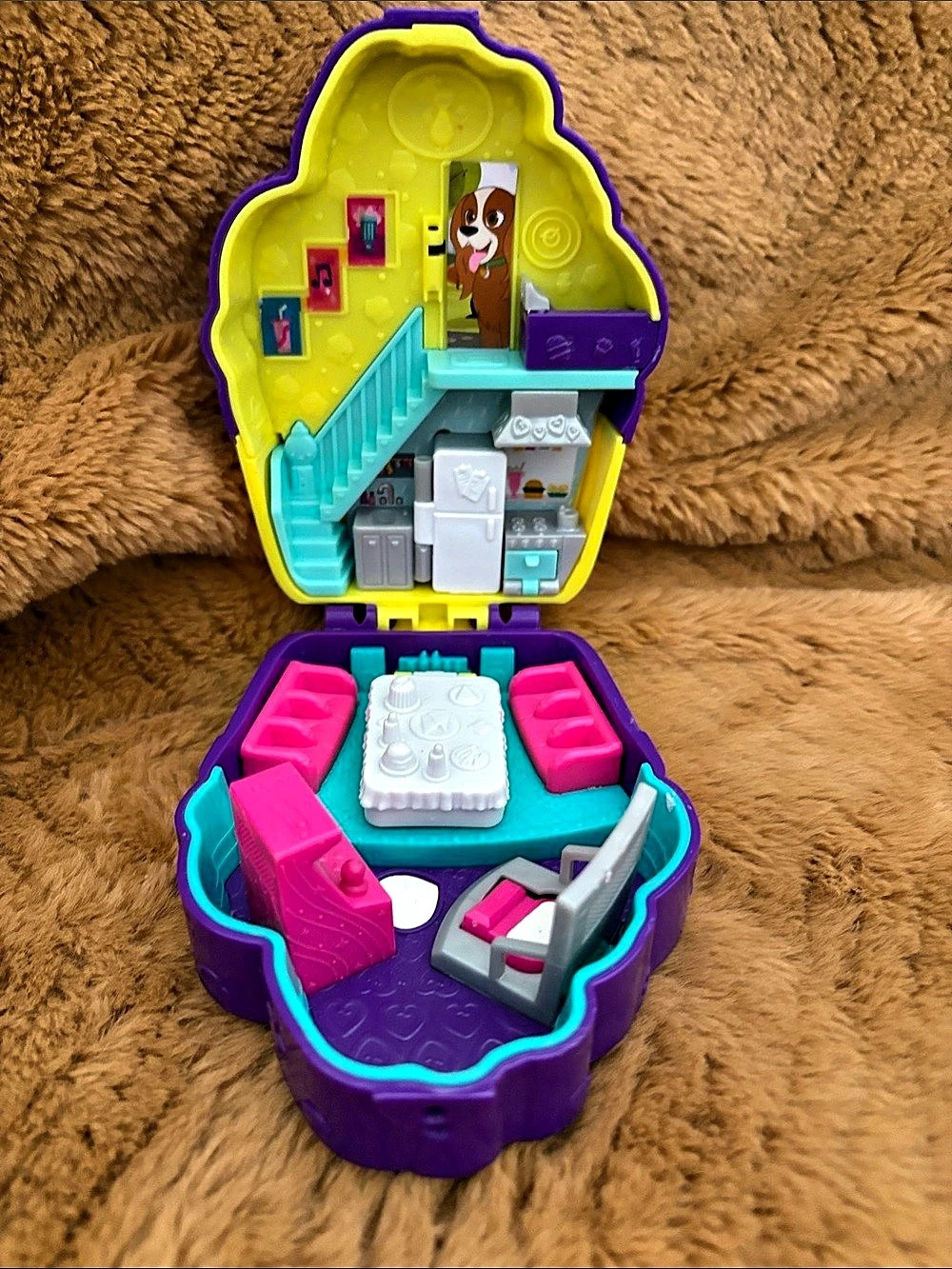 Mattel Polly Pocket World Something Sweet Cupcake Compact Something Sweet
